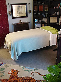 Picture of the treatment room at Crimson Lotus Healing Arts